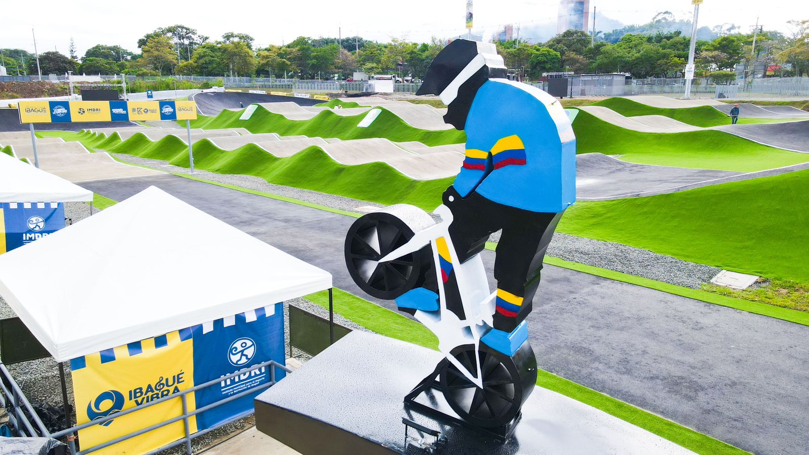 Alcaldía instaló monumento dedicado a las futuras glorias del BMX ibaguereño