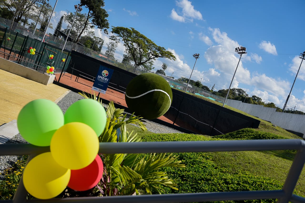 Alcaldía instaló gigantesca pelota de tenis en el inaugurado Complejo de Raquetas