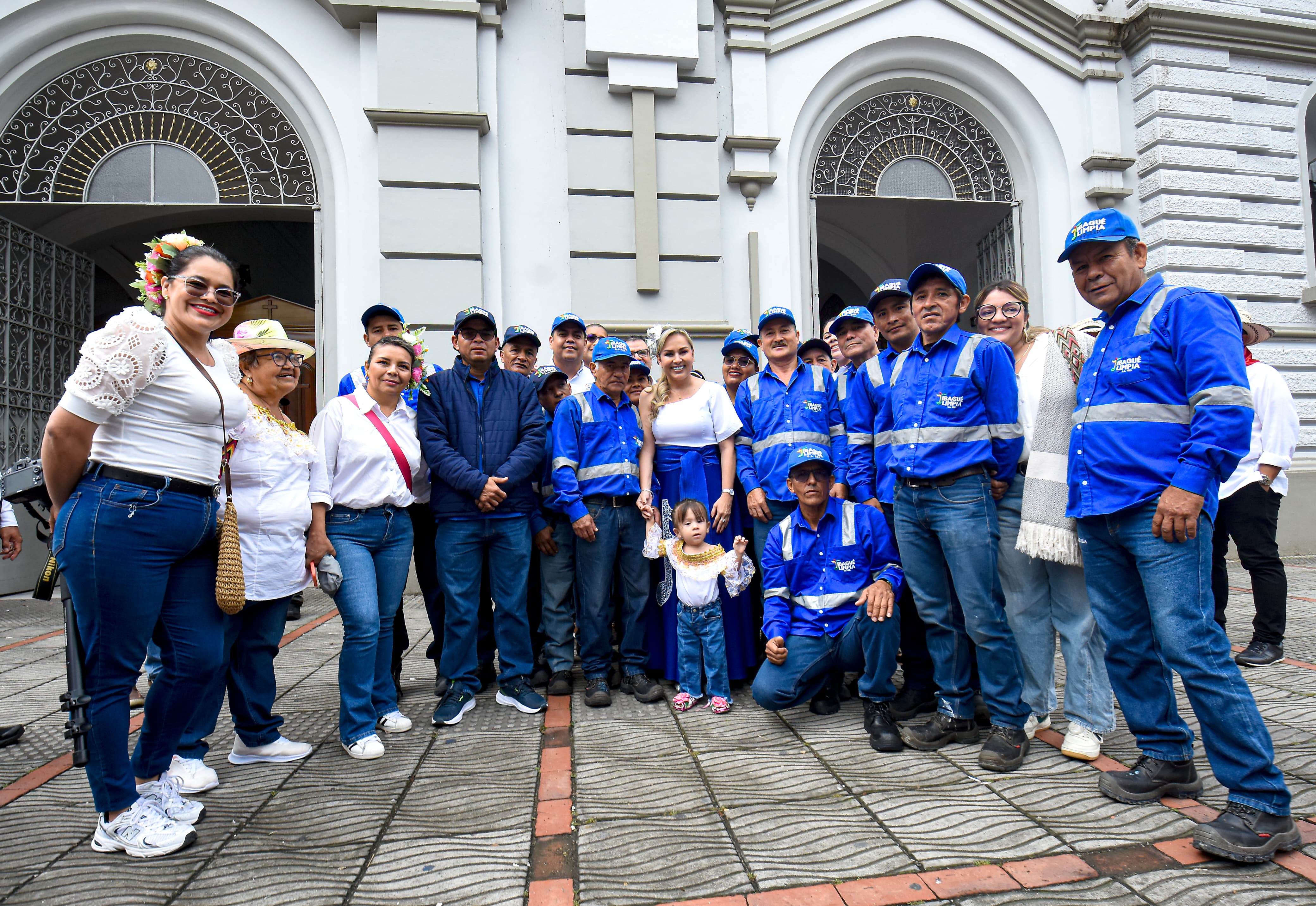 Grupo de supervisores de Ibagué Limpia posando al aire libre bajo un árbol, todos con el pulgar levantado y algunos usando mascarilla.