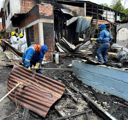 At this hour, our blue HEROES are collecting debris left by the fire 🏚️ in the Antonio Nariño neighborhood.
