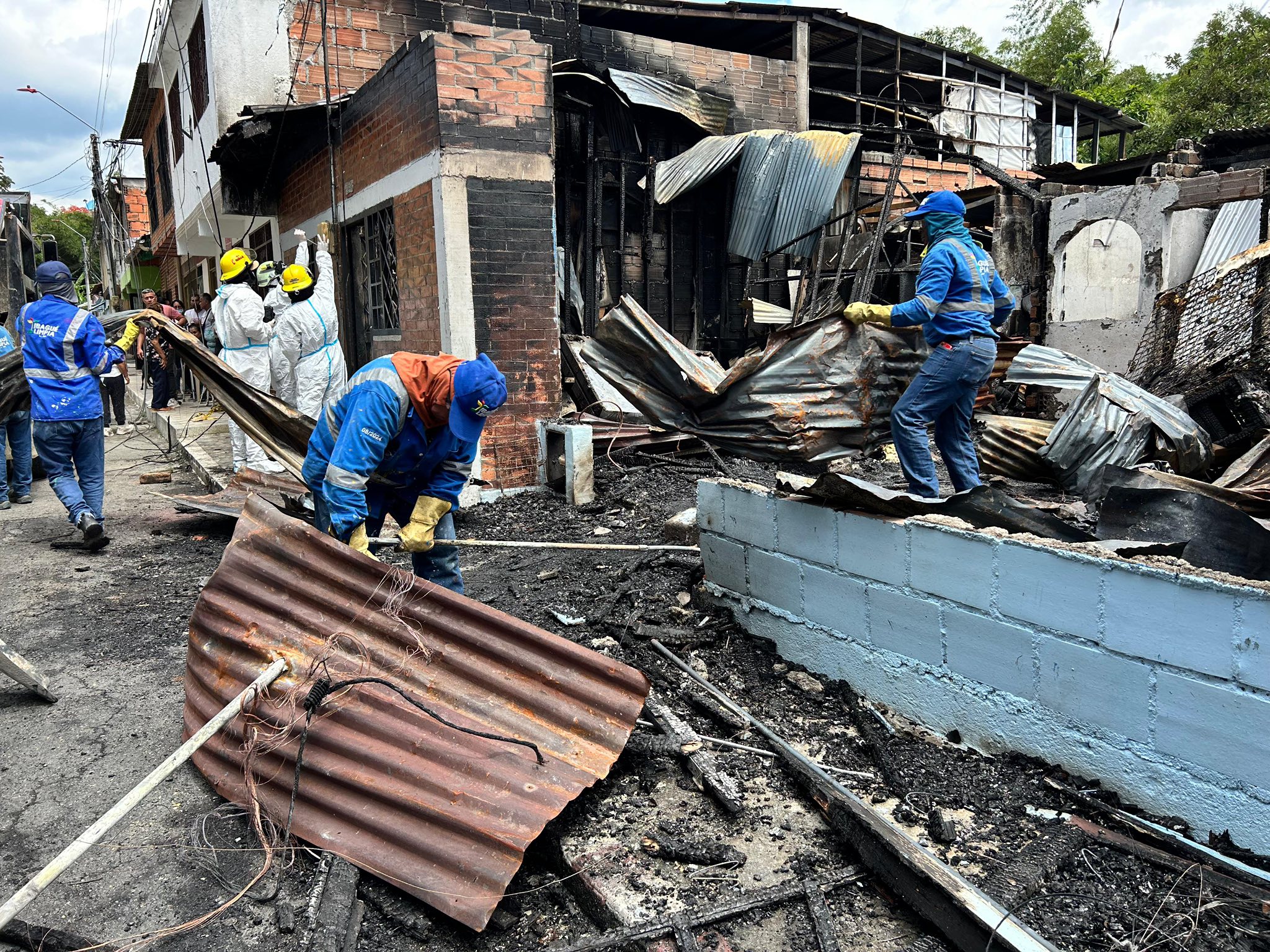 At this hour, our blue HEROES are collecting debris left by the fire 🏚️ in the Antonio Nariño neighborhood.