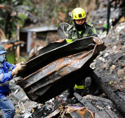 🚨 Together with the Mayor's Office of Ibagué and the Blue Soldiers, we provided support in the removal of debris and we stand in solidarity with the families affected after the voracious fire in the Palermo sector in Ibagué.