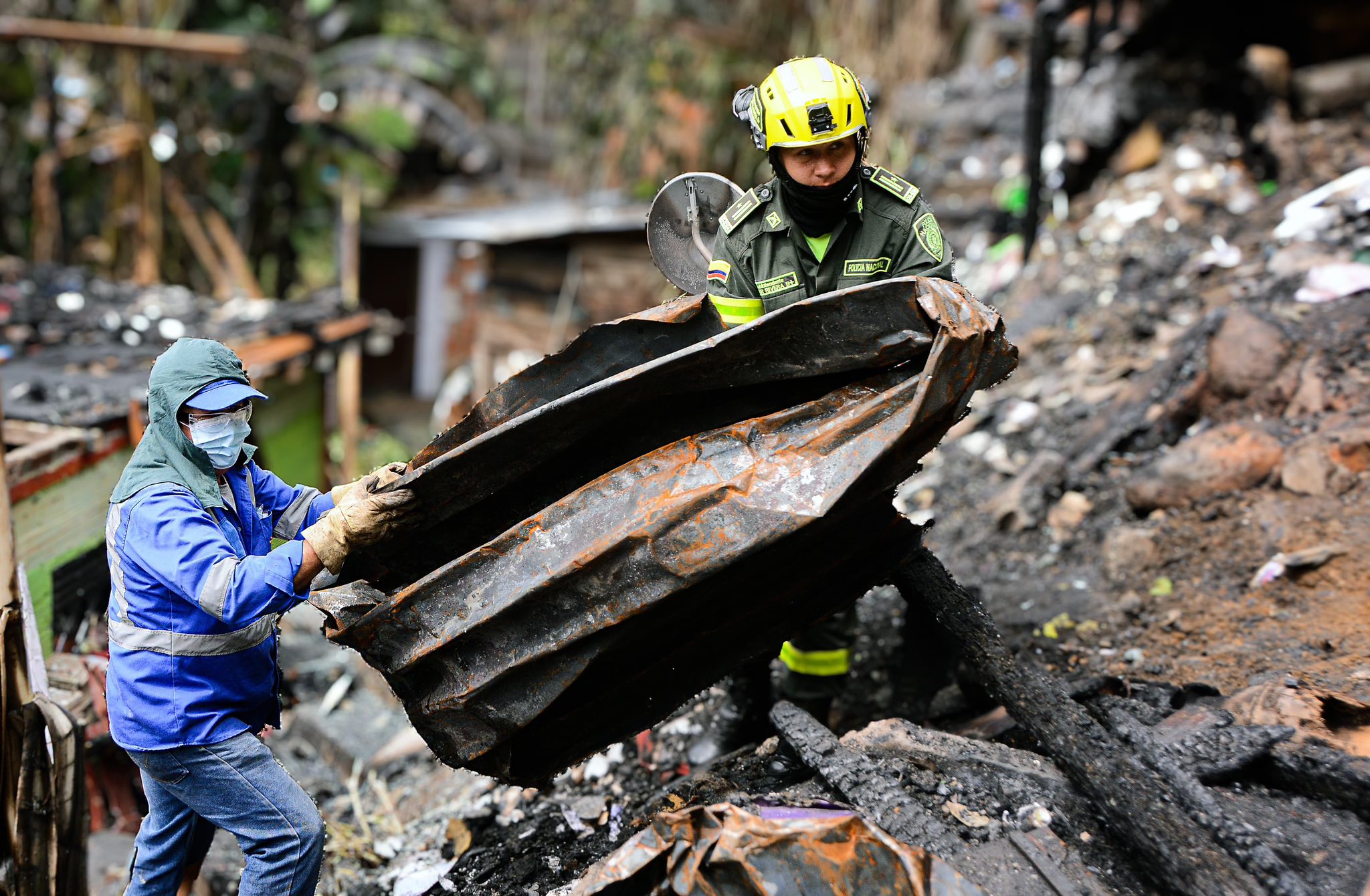 🚨 Together with the Mayor's Office of Ibagué and the Blue Soldiers, we provided support in the removal of debris and we stand in solidarity with the families affected after the voracious fire in the Palermo sector in Ibagué.