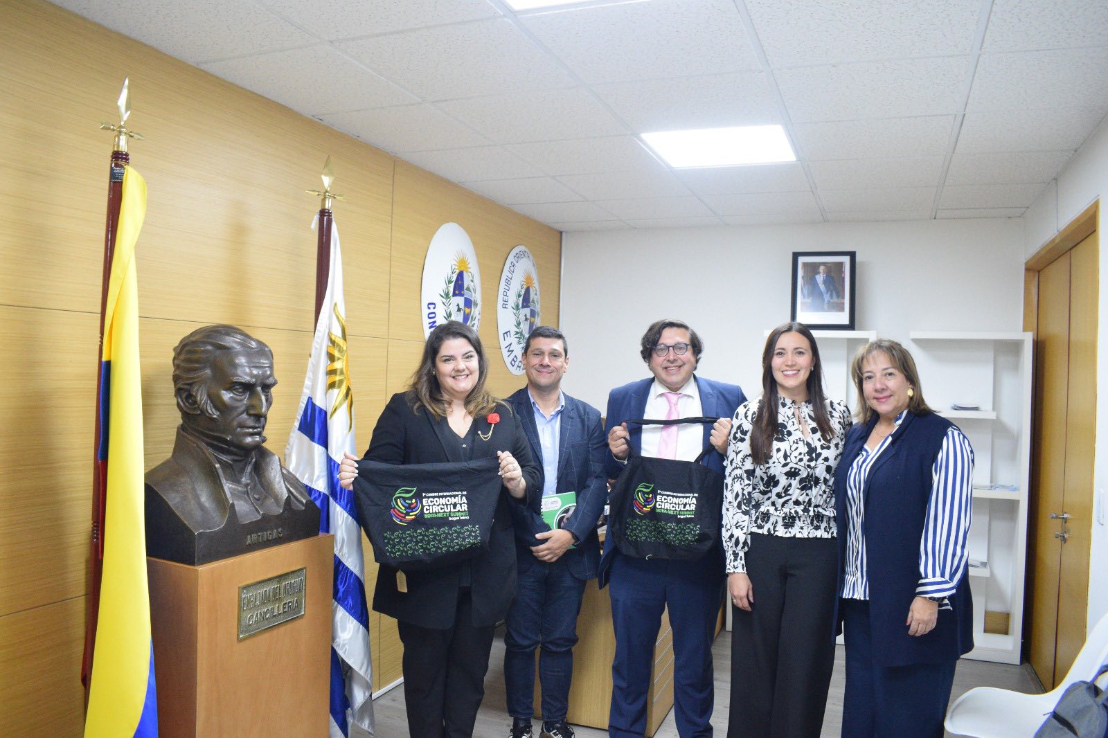 Tuvimos el honor de ser recibidos por la Embajadora de Uruguay en Colombia, Mercedes Corominas