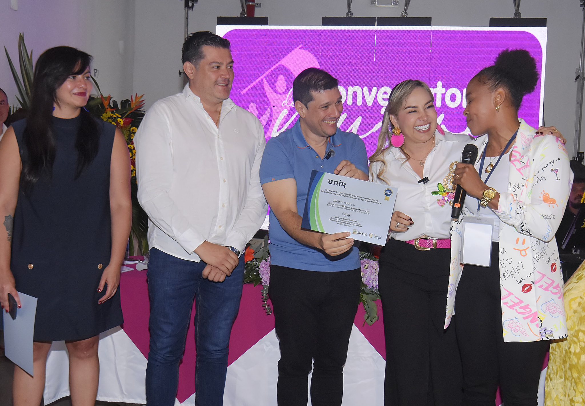 Alcaldesa sigue entregando becas universitarias a mujeres ibaguereñas