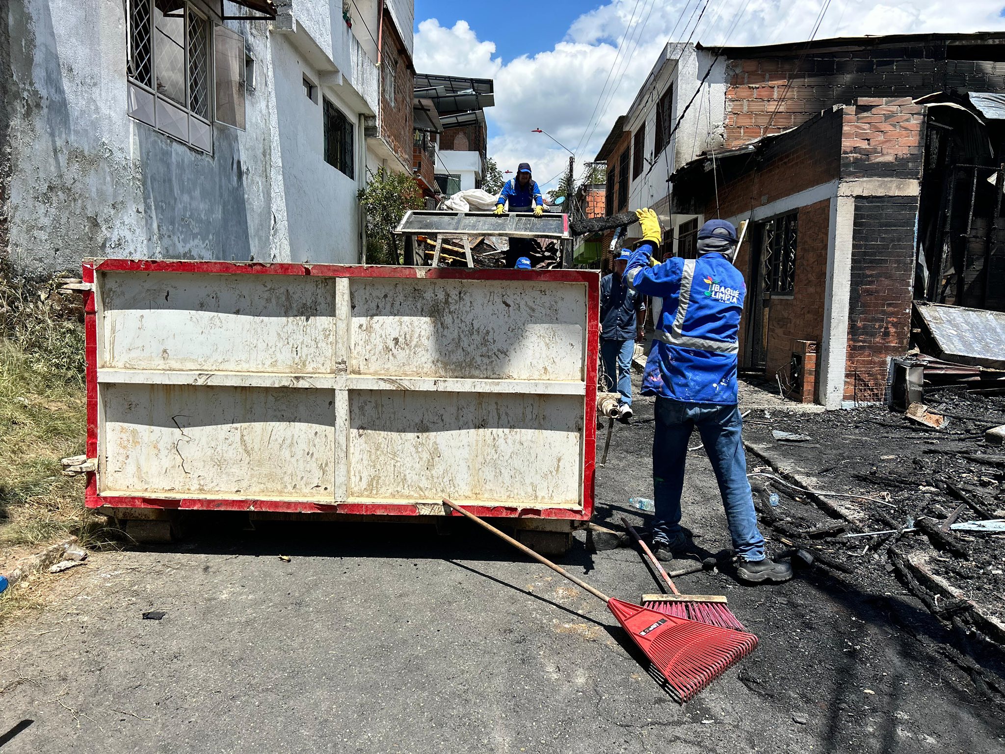 ✨ ¡Con la mano en el corazón! Así trabajan nuestros Soldados Azules para apoyar a las familias afectadas por el incendio. 