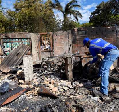 🚨 Junto a los Soldados Azules, brindamos apoyo en el lugar de la emergencia ocasionada por el incendio en el barrio Álamos.