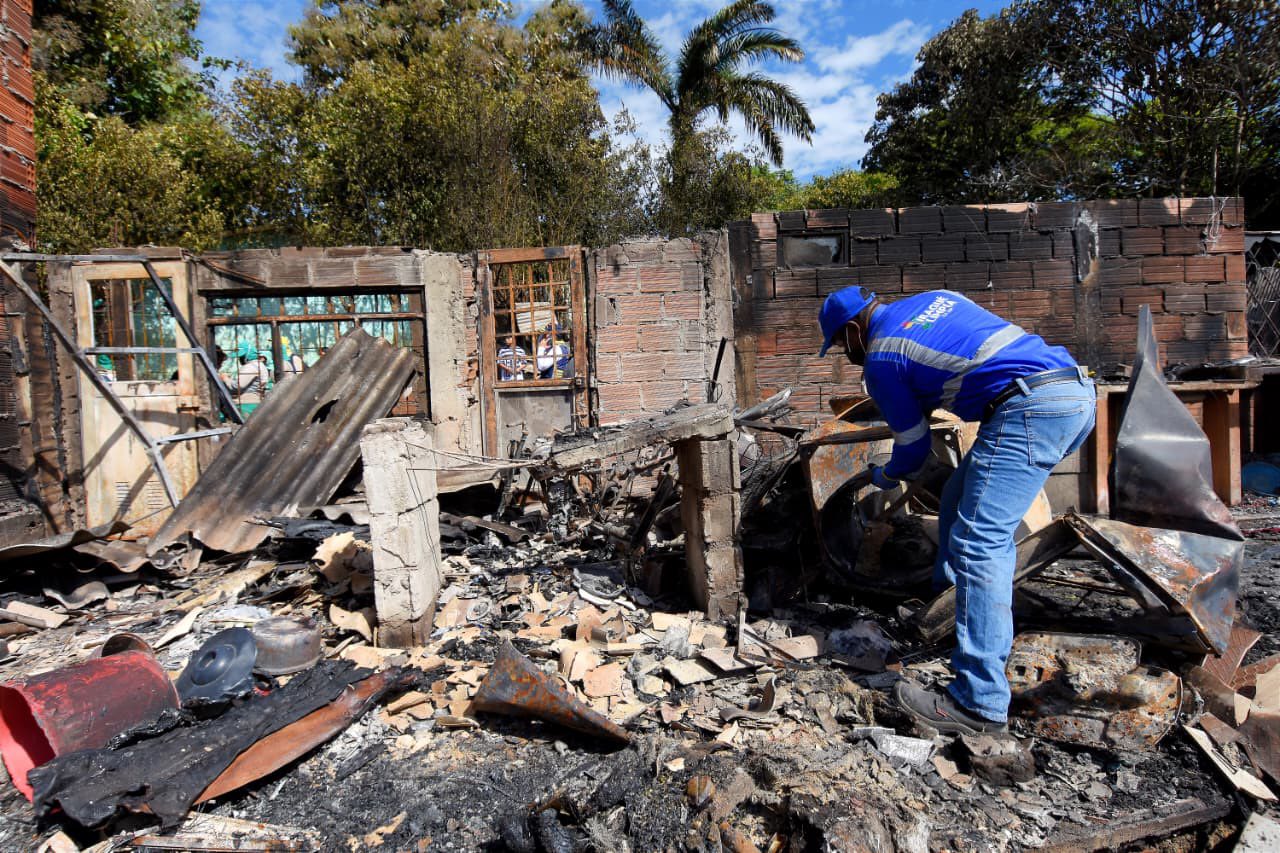 🚨 Junto a los Soldados Azules, brindamos apoyo en el lugar de la emergencia ocasionada por el incendio en el barrio Álamos.