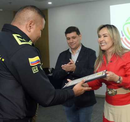 📜 Hoy exaltamos la labor incansable de la Policía Nacional de Colombia, reconocida por la alcaldesa Johana Aranda y el gerente Milton Restrepo