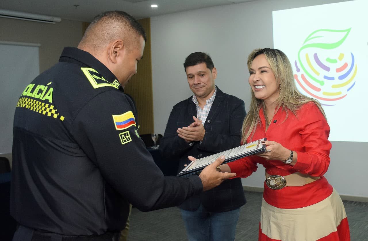 📜 Hoy exaltamos la labor incansable de la Policía Nacional de Colombia, reconocida por la alcaldesa Johana Aranda y el gerente Milton Restrepo